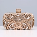 Dettaglio della pochette dorata con intricati motivi floreali in strass scintillanti - Oro