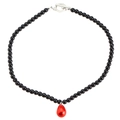 Detalle del collar con cuentas negras, colgante de gota roja y cierre OT de color plata - Estilo de cuentas con cierre de barra y aro / Colgante rojo con perla artificial negra (06 Oro blanco Negro 0856)