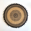 Tovaglietta tonda in juta con stampa mandala nera e bordo con nappine su fondo bianco - Pom Pon Nero Stile 2