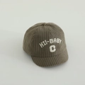Braune Cord-Baby-Basecap mit weißer HI!-BABY Buchstaben-Stickerei für Kleinkinder - babyC Buchstabe / Armeegrün