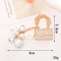 Detailaufnahme von funkelndem Strass-Handtaschenanhänger mit Perlen und Harzrose - D1543 Perle Blumen Tasche