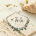 Dettaglio di set gioielli con fiocco, pietre verdi a goccia e diamanti lucenti - Verde (Set da 2 Pezzi)