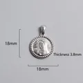 Détail d'un pendentif religieux en acier argenté de 18mm de diamètre et 3,8mm d'épaisseur - Pendentif vintage uniquement (sans chaîne) (P00126S) / Argent