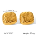 Detalle de pendientes cuadrados bañados en oro de 18K con diseño de vórtice y dimensiones - Estilo Cuadrado con Textura de Remolino (HC-E10207)