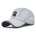 Hellgraue atmungsaktive Mesh-Baseballkappe mit rechteckigem Logo-Aufnäher für den Sommer - Verstellbar / Hellgrau Mit Schwarzem Etikett