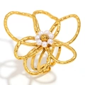 Anello a fiore in oro martellato con grappolo di perle e petali in metallo - Oro Bianco