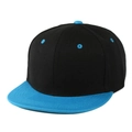 Cappellino snapback classico con design a contrasto nero e blu visto da un angolo di 45 gradi - Regolabile / Nero con Tesa Azzurra