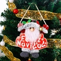 Detail eines flauschigen Weihnachtsmann-Anhängers mit Feliz Navidad-Schild am Tannenbaum - Weihnachtsmann