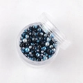 Primo piano di perline iridescenti per nail art in tonalità blu e nere in barattolo - Blu Scuro Nero
