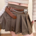 Détail d'une ceinture en cuir marron avec boucle coeur et chaînes sur une jupe plissée courte - 118# Marron Cœur Chaîne