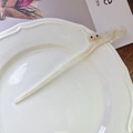 Detail van schattige acetaat kattenhaarspeeld met strassteentjes op wit bord - Ongeveer 17cm / 4# Wit