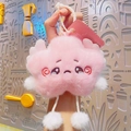 Llavero de nube de peluche rosa con cara bordada y pequeñas alas blancas - Rosa