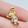Vue macro d'un pendentif ours doré avec zircon blanc ovale tenu par les doigts - 4# Blanc + Collier