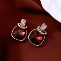 Primer plano de pendientes vintage con cristal rojo oscuro y detalles en dorado - Rojo Oscuro (Pin de Plata-Oro-Púrpura)