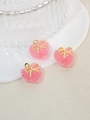 Tres colgantes de corazón rosa con textura de azúcar y lazos dorados mostrados en detalle - Rosa