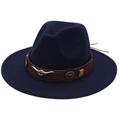 Vue détaillée d'un chapeau Fedora bleu marine avec bande en cuir et tête de taureau - Bleu marine