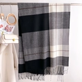 Dettaglio della sciarpa a quadri nero, grigio e beige con trama di lana e frange - Bianco e Nero a Quadri (WT184-2)