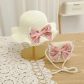 Détail d'un chapeau de paille beige pour enfant et sac assorti avec nœuds floraux roses - S (Enfants 52cm 1-6 ans) / Chapeau Blanc Lait + Sac