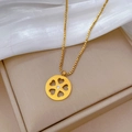 Dettaglio di una collana in titanio dorato con ciondolo floreale a forma di cuore cavo - Oro (M313 Oro) / Oro