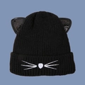 Dettaglio del berretto in maglia nera con orecchie di gatto, paillettes e ricamo di gatto - Nero
