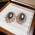 Pendientes vintage dorados con perla gris oscura ovalada y halo de perlas blancas - Estilo de Perla Gris Incrustada en Oro Vintage (WE5376)