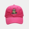 Nahaufnahme einer süßen grünen Froschstickerei mit Pilzhut auf einer rosafarbenen Baseballkappe - Verstellbar / Rosarot