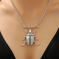 Dettaglio del ciondolo a scarabeo vintage con pietre verde acqua su catena spessa - Collana Scarabeo (9314)