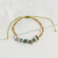 Detalle de pulsera bohemia artesanal con piedras naturales de colores y cordón tejido - Ágata de la India
