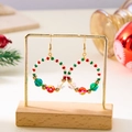 Dettaglio di orecchini natalizi a cerchio con perline e cristalli su supporto dorato - Stile 1 (Perline Rosso Verde Bianco Oro)