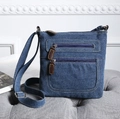 Dunkelblaue Denim-Umhängetasche mit Doppelreißverschluss und verstellbarem Schultergurt - Denim-Blau