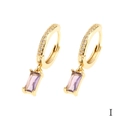 Vista macro di orecchini a cerchio placcati oro 18K con ciondoli in zircone lavanda - Viola Quadrato