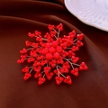 Detail einer handgefertigten roten Perlenblumen-Brosche mit Golddraht und Facetten - Gold & Rot (WP103)