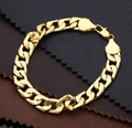 Pulsera de cadena cubana dorada pulida con cierre de mosquetón sobre tela oscura - 20cmx10mm / Dorado