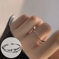 Verstellbarer silberner Herzring im Punk-Stil an der Hand und Detailansicht - Einstellbar Offen / Einfacher Herz Offener Stil (JZ9615)