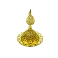 Détail d'un brûleur d'encens arabe doré avec des motifs géométriques creux et un couvercle - Pointu B