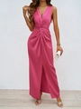 Dettaglio dell'abito lungo in raso rosa con elegante nodo in vita e spacco alto frontale - S / Rosa Rosso