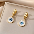 Detailansicht der goldfarbenen Creolen mit Evil Eye und weißer Muschel in einer Box - Rund Böser Blick