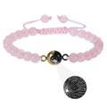 Dettaglio della pietra di proiezione Ti amo in 100 lingue su un bracciale di perle rosa - Quarzo rosa