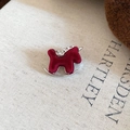 Dettaglio di una spilla a forma di cavallo a dondolo rossa floccata con strass e metallo - Cavallo a Dondolo / Rosso - Floccato