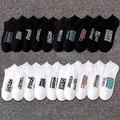 Unisex Socken in Schwarz und Weiß mit Schachbrettmuster und kreativen Slogan-Grafiken - Schwarz + Weiß gemischte Füßlinge