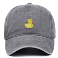 Détail de la broderie canard jaune sur une casquette en coton gris délavé vintage - Gris