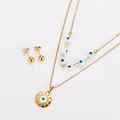 Détail du collier doré double épaisseur avec perles d'œil bleu et boucles d'oreilles - Or Blanc