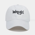 Détail de la broderie gothique baby girl sur une casquette en coton blanc - Taille unique / Blanc
