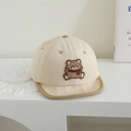 Dettaglio di un cappellino da baseball beige per neonati con ricamo orsetto marrone - 48-50cm (1-2 anni) / Stile orso / Bianco Sporco