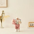 Figurine de Père Noël rose et blanc tenant un sac cadeau et un petit ours en peluche - 30cm Père Noël Rose avec Ours