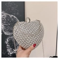 Détail du sac de soirée en forme de cœur argenté avec cristaux étincelants et chaîne - Argenté