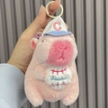 Roze Capybara pluche sleutelhanger met witte honkbalpet en geborduurde Baseball tekst - Honkbal Borduurwerk Stijl