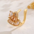 Detailaufnahme des goldenen fächerförmigen Ohrclips mit Baguette- und Tropfen-Zirkoniasteinen - Ginkgoblatt (A-46)