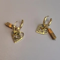 Vue détaillée de créoles dorées avec pendentifs cœur œil et pierres de marbre brun - Style C N172 (Pierre Brune Œil de Coeur)