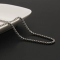 Collar de cadena veneciana de acero inoxidable plateado en una bandeja blanca - 2.0mm de Ancho 45cm de Largo / Color Acero